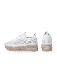 Hvide mesh sneakers med en struktureret beige sål. Har en geometrisk mønstret mellemsål og 'Trend' branding på hælen. Flade snørebånd.