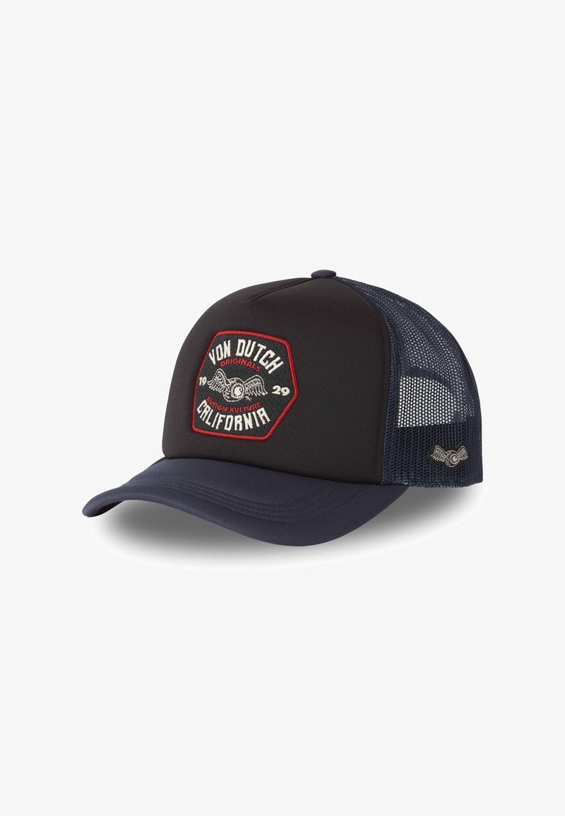 Casquette de camionneur noire et marine avec dos en maille et écusson bordé de rouge portant l'inscription "Von Dutch California 1929" avec un logo d'œil ailé.