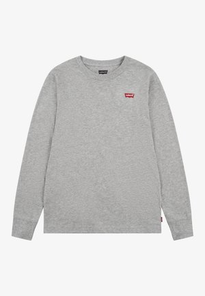 Camiseta Levi’s de manga larga color gris claro, con cuello redondo, pequeño logo rojo de Levi’s en la parte superior izquierda del pecho y puños acanalados.