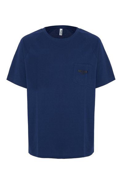 T-shirt in cotone blu navy con collo a giro, maniche corte raglan e tasca frontale con il logo dorato "Moschino".