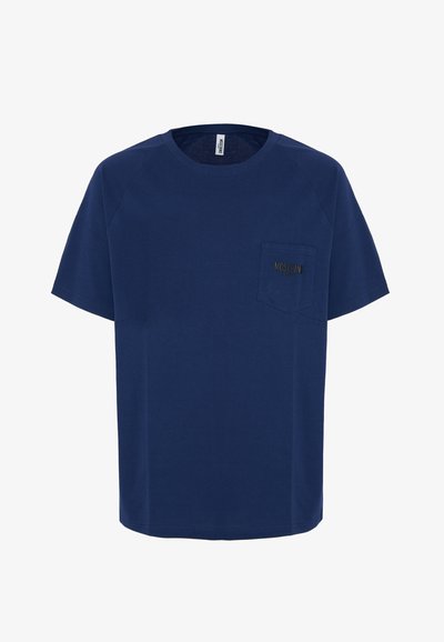T-shirt in cotone blu navy con collo a giro, maniche corte raglan e tasca frontale con il logo dorato "Moschino".