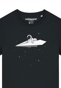 Zwarte T-shirt met een witte afbeelding van een astronaut op een papieren vliegtuigje, tegen een sterrenachtergrond.