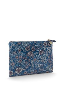 Blütendrucktasche in Dunkelblau, mit Reißverschlussverschluss, weichem Stofftextur und mehreren Blumendesigns in Schattierungen von Lila und Creme.