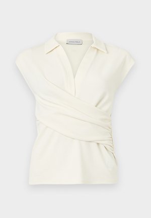 Kremasta brezrokavnik s ovratnikom in prekrivajočim sprednjim delom z gubami, izdelana iz mehke tkanine, znamke Anna Field.