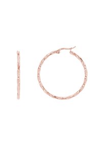 Boucles d'oreilles créoles en or rose torsadé avec une texture réfléchissante, dotées d'un fermoir sécurisé. Forme : circulaire, largeur : fine, finition générale : polie.