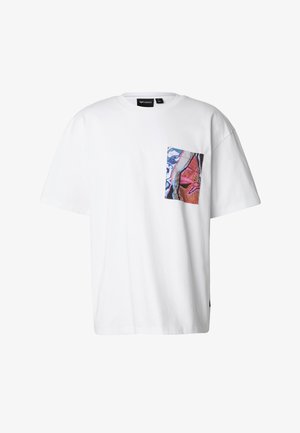 Bílé oversized tričko s krátkými rukávy a barevným abstraktním vzorovaným kapsičkou na levé straně hrudi.