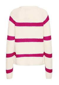 Pletený sveter s krémovým podkladom a výraznými fuchsiovými pruhmi, raglánovými rukávmi a rebrovaným okrúhlym výstrihom. Textúrovaná priadza dodáva hĺbku.