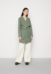 VILA VICOOLEY COLLAR BELT COAT - Abrigo corto - laurel wreath