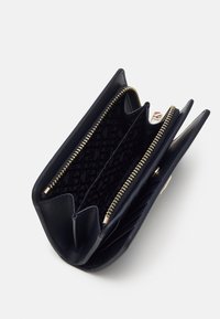 Tommy Hilfiger TIMELESS MED BI FOLD - Piniginė - space blue