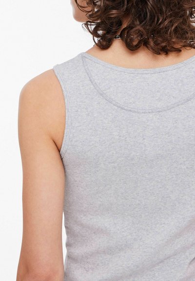 Grijze geribbelde tanktop met een ronde halslijn en brede schouderbanden, met een zachte textuur en subtiele stikseldetails op de achterkant.