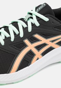 Czarne buty sportowe z siateczkowym wierzchem, miętowymi sznurowadłami i koralowymi akcentami. Posiadają teksturowany wzór oraz białą podeszwę z miętowymi detalami.