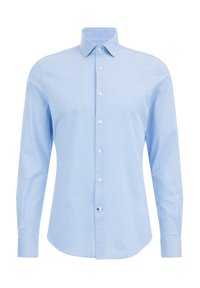 Camisa de botones de manga larga en azul claro. Presenta un cuello clásico, tela suave, textura sutil y cierres de botones blancos en la parte delantera.