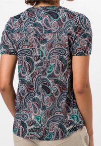 Blouse à manches courtes avec un motif paisley multicolore, présentant des nuances de bleu canard, bordeaux et noir, avec des manches froncées et une coupe décontractée.