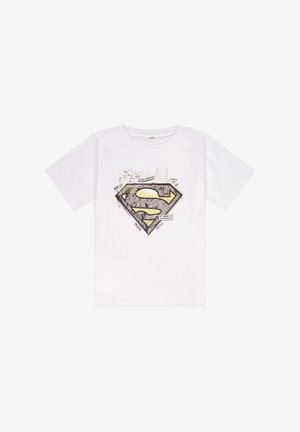 Weißes Baumwoll-T-Shirt mit einem großen schwarzen und goldenen Superman-Logo auf der Vorderseite, mit grafischen Elementen im Comic-Stil und Textdetails.