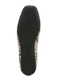 Semelle de chaussure avec un dessous en caoutchouc noir texturé, bordée d'un matériau supérieur à motif serpent beige et marron. Présente un détail de logo.