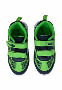 Sneakers per bambini verdi e blu navy con design T-Rex, dotati di cinturini in Velcro, lati testurizzati e un interno morbido e imbottito.