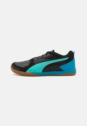 Czarno-szary sneaker z turkusowymi akcentami i brązową gumową podeszwą, pokazany z zewnętrznej strony na jednolitym białym tle.