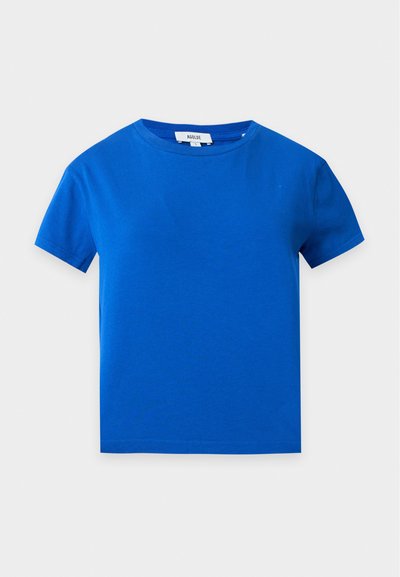 Φωτεινό μπλε unisex T-shirt με κοντό μανίκι, στρογγυλή λαιμόκοψη και ορατή λευκή ετικέτα της μάρκας στο εσωτερικό του γιακά.