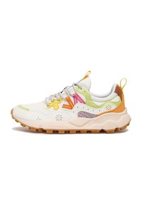 Zapatillas deportivas multicolor con parte superior de malla blanca, suela de goma y paneles texturizados en verde, púrpura, rosa y acentos anaranjados.