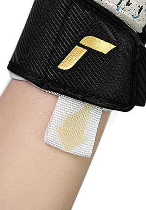 Tutore nero per polso con logo dorato fissato al braccio, che mostra una linguetta di tessuto bianca con una freccia dorata rivolta verso il basso.