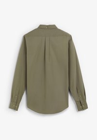 Camicia a maniche lunghe color verde oliva con colletto, piega posteriore e polsini con bottoni. Tessuto morbido e orlo arrotondato. Design semplice e pulito.