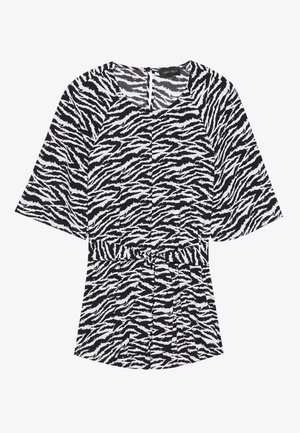 Haut à imprimé zèbre noir et blanc avec des manches courtes, un col rond et une taille élastique pour une silhouette ajustée. Tissu léger avec une texture.