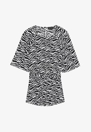 Svart og hvitt zebra-mønster topp med korte ermer, rund hals og en midjeelastikk for en tettsittende silhuett. Lettvektsstoff med tekstur.