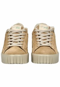 Sneaker beige in suede con punte rotonde, suole in gomma testurizzata e lacci beige. Interno foderato con un materiale morbido. Dettaglio del logo verde.