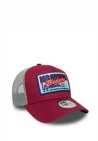 Gorra de béisbol roja con una parte trasera de malla. Tiene un logo bordado de los Los Angeles Dodgers en la parte frontal y un ala curvada. Correa ajustable.