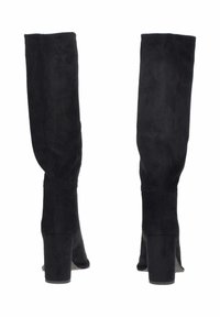 Stivali alti neri in suede con tacco a blocco. Il design presenta una silhouette aderente e una texture liscia, senza hardware visibili o decorazioni.