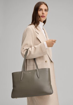 Borsa tote in pelle verde con doppi manici e design minimalista. Presenta un logo e dettagli in oro. Texture liscia, forma strutturata.