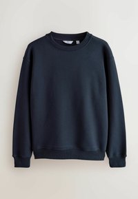 Pulover bleumarin dintr-un material moale, cu guler rotund, mansete ribbate și o croială lejeră, potrivit pentru ținute casual.