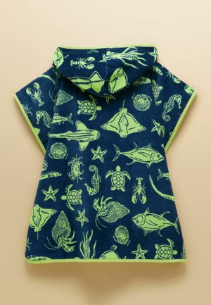 Detské pončo s kapucňou z uteráka s tmavomodrým pozadím a zelenými potlačami morských zvierat, vrátane korytnačiek, rýb, hviezdic a morských koníkov.