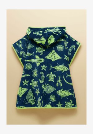 Detské pončo s kapucňou z uteráka s tmavomodrým pozadím a zelenými potlačami morských zvierat, vrátane korytnačiek, rýb, hviezdic a morských koníkov.