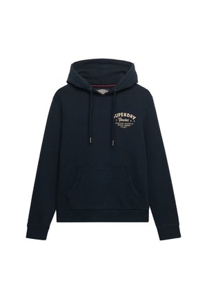 Granatowa bluza z kapturem z przednią kieszenią typu kangur, sznurkiem do regulacji kaptura oraz beżowym logo "Superdry Graded Coastal Supply" na lewej piersi.