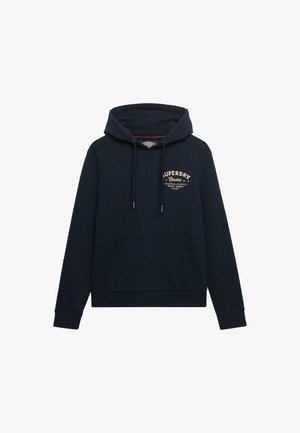 Granatowa bluza z kapturem z przednią kieszenią typu kangur, sznurkiem do regulacji kaptura oraz beżowym logo "Superdry Graded Coastal Supply" na lewej piersi.