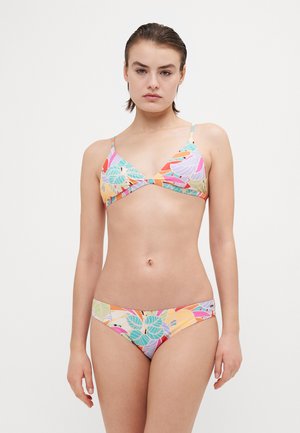 Set bikini colorato composto da un top a triangolo e un bottom a vita bassa con un motivo di foglie floreali nei toni di rosa, arancione e verde.