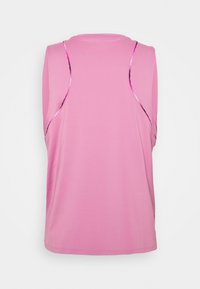 Haut de sport sans manches rose avec un tissu lisse, un col arrondi et des lignes d'accent contrastantes au niveau des emmanchures. Design simple, sans motifs.