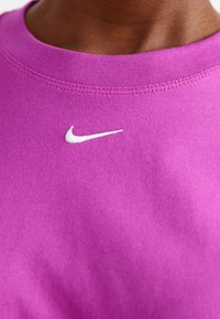 Nike Sportswear TEE - Paprasti marškinėliai - hot fuchsia/white