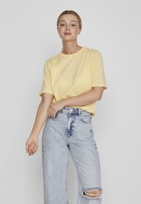 VILA BOXY  - T-shirt basic - golden haze