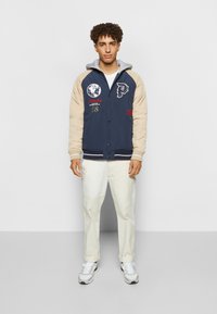 Primitive TWO VARSITY JACKET - Blusão aviador - navy