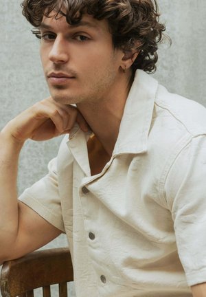 FRILIVIN, ENSEMBLE CHEMISE PANTALON CONFORT ET ÉLÉGANCE DÉCONTRACTÉE - Pantalon classique - beige
