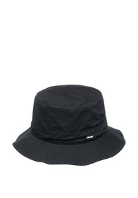 Sort bøttehat lavet af tekstureret stof med en bred skygge. Har et lille hvidt logo mærkat på siden og en glat, rund krone.