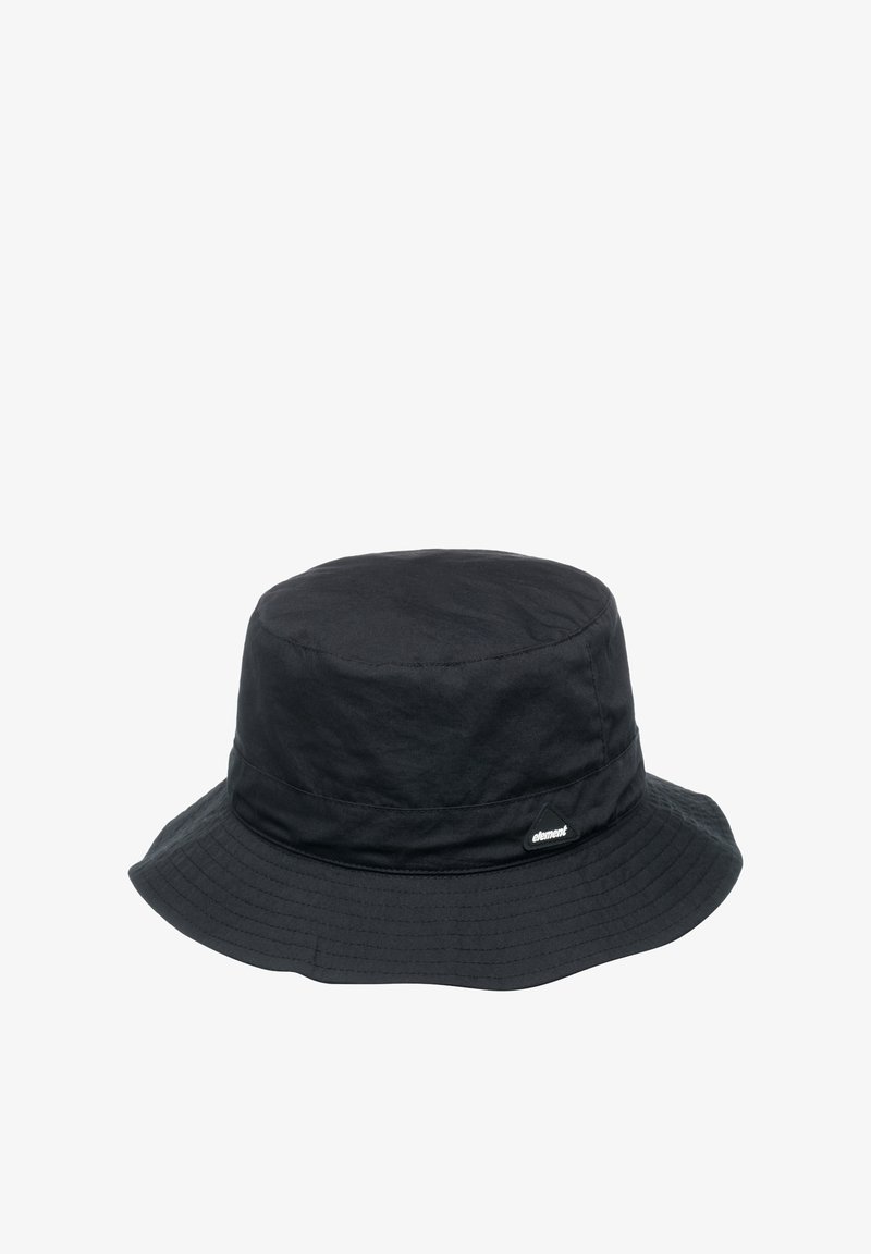 Czarny kapelusz typu bucket wykonany z teksturowanej tkaniny z szerokim rondem. Ma małą, białą metkę logo z boku oraz gładką, zaokrągloną koronę.