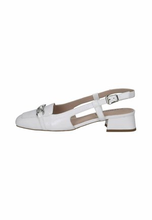 Zapato slingback de cuero blanco con tacón bajo de bloque, correa con hebilla plateada y detalle decorativo de metal plateado en la parte delantera.