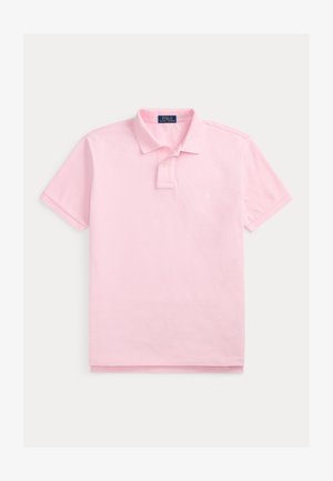 Polo à manches courtes rose clair avec col, patte à deux boutons et petit logo brodé sur la poitrine gauche.