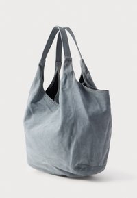 Geantă tote din piele gri moale, cu un design lejer, două mânere alungite și cusături vizibile. Dispune de un interior spațios.