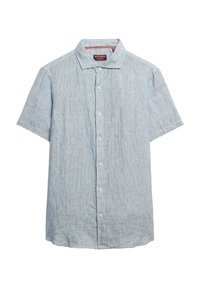 Camisa de manga corta azul claro hecha de tela texturizada. Presenta un cuello abotonado y cinco botones que recorren el frente.