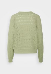 Hellgrüner gestrickter Pullover mit lockerem Schnitt, der offene Muster sowie Rippbündchen und -saum aufweist. Rückansicht.
