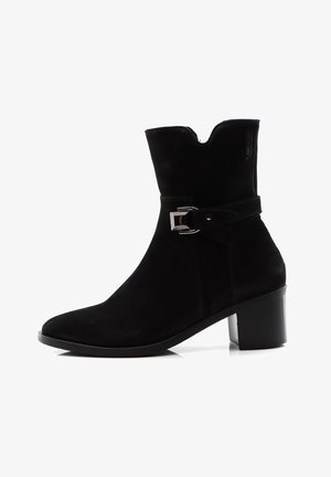 Sorte ruskindsankelstøvler med firkantet tå, blokhælhåndtag og sidelukning. Glat tekstur med en strømlinet silhuet.